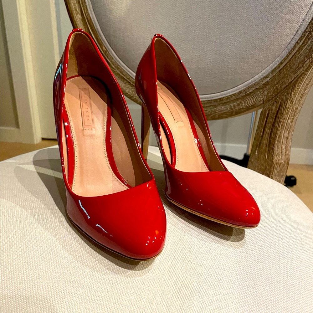 Patent leather Hugo Boss heels
